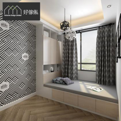 睡房3D俯視效果圖，右邊窗邊設淺木紋榻榻米地台床鋪灰色坐墊，掛上灰色V字紋窗簾，左邊牆身貼黑白幾何牆紙並裝白色層板同淺木吊櫃，地面鋪人字形木地板，灰白色簡約格調。