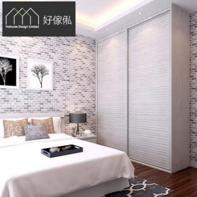 好傢俬 HoHome logo 在左上角，睡房床頭背靠馬賽克石紋牆掛兩幅黑白枯枝掛畫，白色大床放灰色抱枕同黑色托盤，右邊白色推拉門衣櫃由地到頂，地下深色地板配灰白地氈。