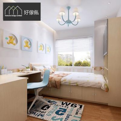 兒童房場景，木色訂造地台床貼窗而設，床身下方為一排掩門收納櫃，床頭連窗台延伸，左邊設木色書枱配藍色座椅，右邊為到頂衣櫃，牆上掛三幅小熊掛畫，鋪白色床品，地上鋪英文字母圖案地氈，天花吊一盞藍色吊燈。