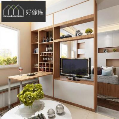 客廳訂造電視櫃間牆:木色開放式層架擺放紅酒、酒杯架同擺設，中央放一部電視，下方白色地櫃門，左邊靠窗做淺木色摺枱配紅酒杯，前景白色圓形玻璃茶几放綠色植物同金屬球擺設，窗外見綠樹同樓景。