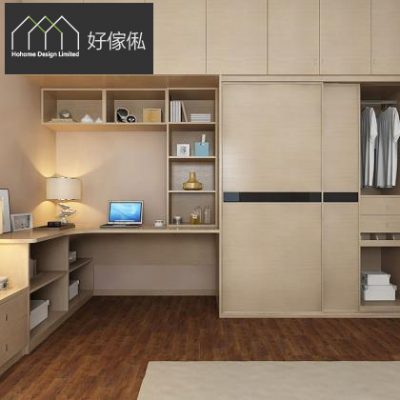 主人房效果圖，左邊淺楓木色 L 形轉角書枱連到頂開放式層架擺放書本擺設同手提電腦，枱面有檯燈，右邊趟門衣櫃推開露出掛衣杆同抽屜層架，上方接到頂吊櫃，深木色地板鋪淺色地氈。