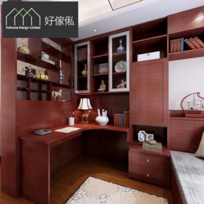 紅啡實木色書房一角，L形轉角書枱枱面放木檯燈、白色筆筒同攤開嘅書本，上方多層開放格同玻璃格展示藍白瓷瓶、銅馬同書本，右邊高身櫃連兩個櫃桶，旁邊接住榻榻米，木地板鋪花紋地毯。
