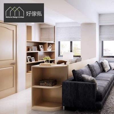 客廳間隔位近鏡效果圖，左邊白色雕花房門連淺木色到頂格仔書牆放相架同擺設，前方弧形圓角矮櫃做間隔擺托盤同盒子，右邊深灰色布藝梳化，落地窗鋪百葉簾採光，地下淺色地磚。