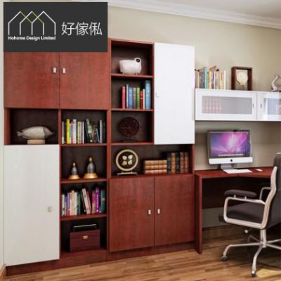 書房左邊組合櫃近景，紅木色到頂書櫃分多個方格擺滿彩色書本、金色擺設同中式雕花，混入乳白色趟門高櫃同低身櫃桶，右邊接轉角書枱同牆上玻璃吊櫃，米白牆面。