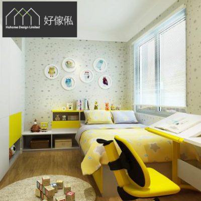 芒通黃兒童房方形近景，米黃星星牆紙牆上掛住六幅圓形動物掛畫，黃白色榻榻米床鋪星星床品，床頭黃色矮櫃連層格擺放繪本同擺設，窗邊延伸出白色書枱面同黃色升降椅，左邊白黃撞色衣櫃，木地板放圓地氈同積木。