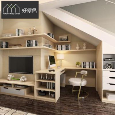 好傢俬效果圖，淺木色嵌入式電視主牆連懸浮層架擺書本同擺設，掛牆電視下設開放格同白色抽屜地櫃連花瓶，右側接曲尺書枱連枱燈、顯示器、開放層櫃，斜頂下另設白色多格收納櫃，配金腳絨布圓凳，深色木地板。