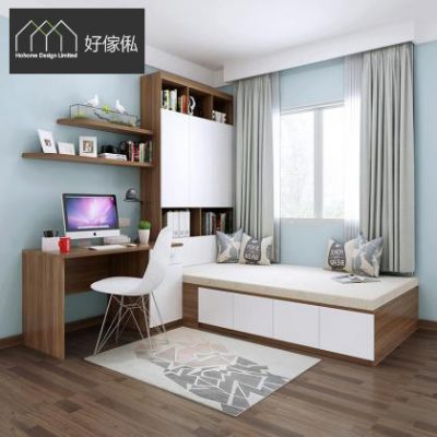 細房L型訂造傢俬實景，左邊胡桃木色書枱連白色抽屜配白色椅，上方胡桃木壁掛層板擺擺設同書，中間白色趟門頂櫃連書格，右邊窗下木紋地台床面層白色三格抽屜鋪米色軟墊放灰色抱枕，淺藍牆身配灰色窗簾同幾何地氈。