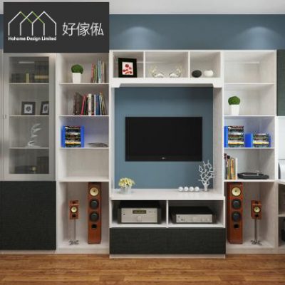 白色一體化電視櫃連書櫃組合實景效果圖，中央深藍色背板掛平面電視機，下方開放格擺銀色擴音器、兩旁企住木色落地喇叭，左右兩側做開放層架同玻璃門飾物櫃放書本、影碟同擺設，櫃底深灰布紋門，藍色牆身配淺色木紋地板。