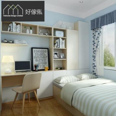 細房實景相，左邊白色書枱連檯燈同椅，上方一排開放式木白色吊櫃同層格擺書同擺設，右邊接駁衣櫃連床尾儲物櫃，淺綠白條紋床品嘅單人床貼牆而放，藍色牆身配藍白窗簾，淺木地板。