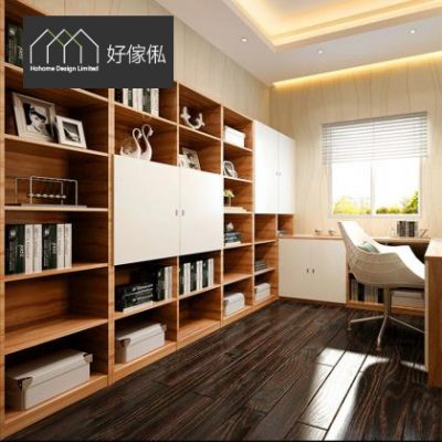 書房整體效果圖，左面係由地到頂嘅原木色開放書櫃連白色趟門櫃同頂櫃，放滿書本、相架、白色天鵝擺設同收納盒，右面靠窗位置擺原木色書枱同白色辦公椅，地面為深色木紋地板，天花有間接燈，左上角有好傢俬標誌。