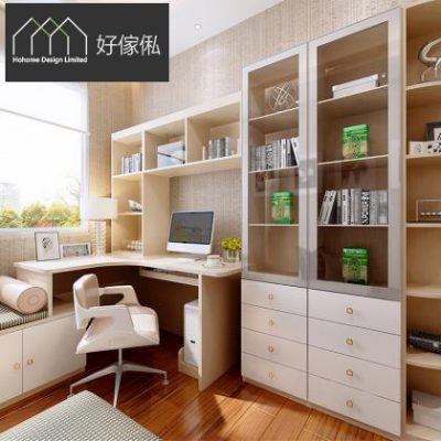 靠窗訂造書房位，米白木紋轉角書枱連電腦同枱燈，右邊到頂玻璃門書櫃排滿書本，下方白色抽屜櫃配金色把手，窗台造埋坐墊櫃，配米白辦公椅，暖色木地板。