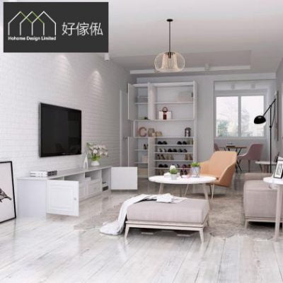 客廳俯瞰場景，左邊白磚牆掛黑色電視、牆下白色矮身電視櫃;中間一座白色高身開放層架櫃擺住鞋、擺設同收納盒，前方圓茶几同橙色扶手椅、米色梳化長凳;右邊近窗有餐桌椅，淺色木地板。