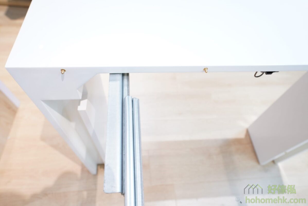 伸縮桌枱兩邊拼合的孔位