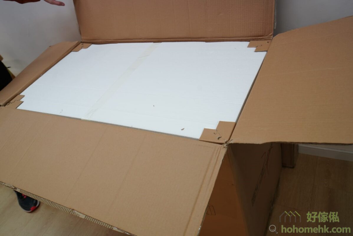 打開包裝後就會見到一層厚厚的發泡棉，包護好伸縮桌。發泡棉會有硬紙角保護