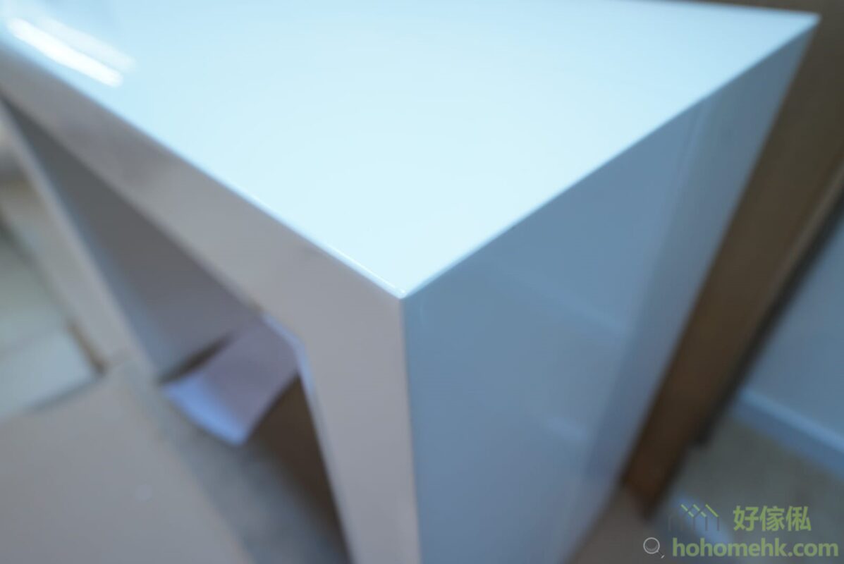 白色鋼琴漆伸縮餐桌的邊角位