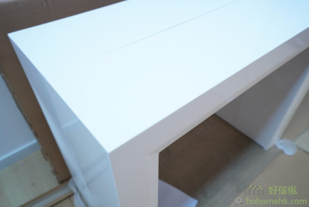 白色鋼琴漆伸縮餐桌的邊角位