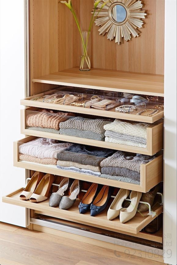訂造衣櫃時可以選配的帶玻璃櫃桶及鞋架