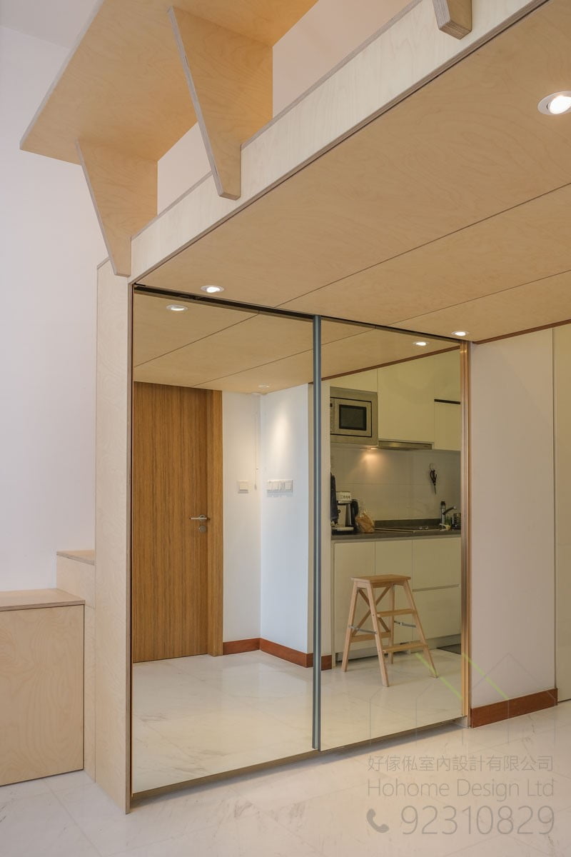 閣樓下層的衣櫃，我們選用了鏡趟門的設計，可以增加房間的空間感。