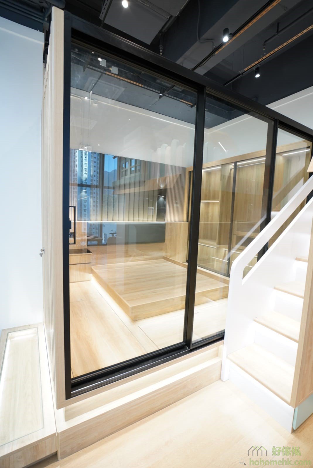 用鋁趟門間房的效果。清玻璃趟門，可以增加分隔的空間感。