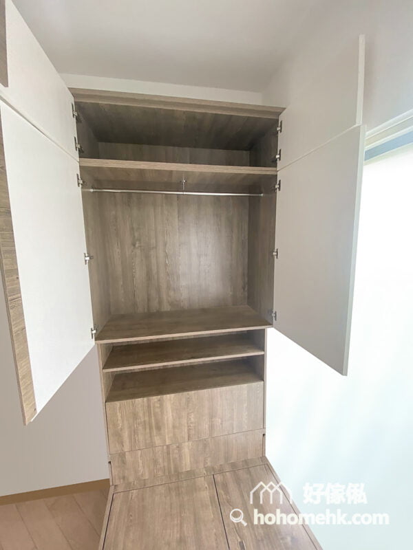 睡床床尾的儲物櫃, 中間的開放式層架可作展示之用, 而最頂的雙門衣櫃選用白色板材做櫃門可以減少壓迫感
