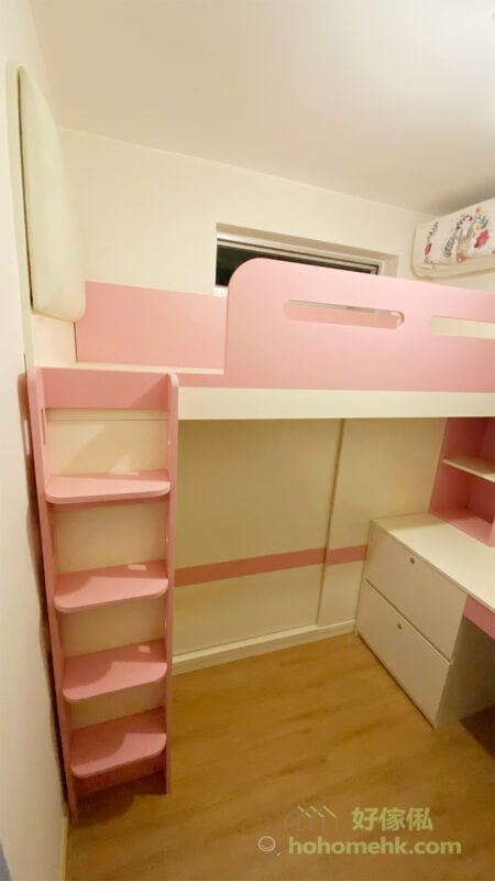利用「上床下衣櫃」的雙層床設計，可以打造一個超大衣櫃，包辦全房的衣物收納，又不會浪費床底的空間