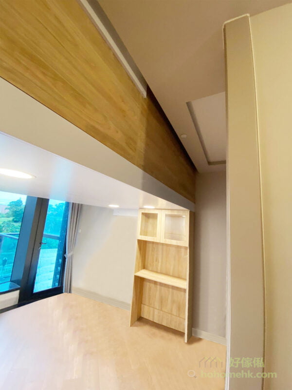 客廳閣樓將動態與靜態活動空間分開，同時保留最佳的採光面