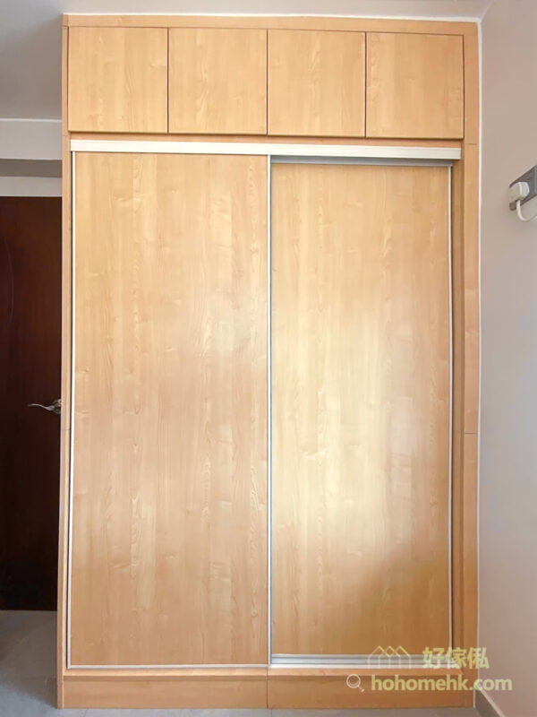 趟門設計不用預留衣櫃前方的空間作櫃門開關之用，對於小空間尤其有用