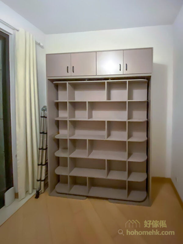 變形書架床, 一整面高身書櫃可以擺放很多書籍和裝飾，如果配合收納籃使用可以收納更多日用品