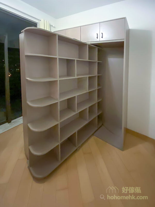 變形書架床, 表面看到的是一個書櫃，180度旋轉之後就變成一張下翻式的變形床