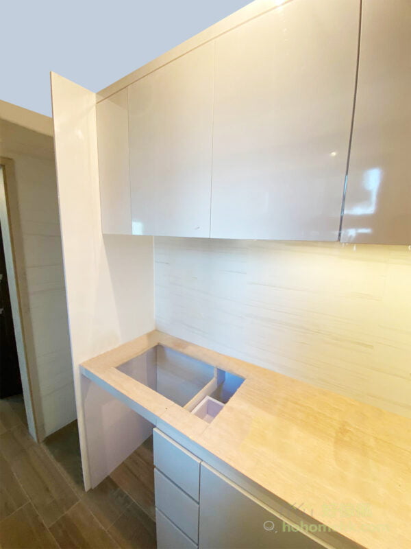 光面的廚櫃櫃門，容易打理，用抹布清潔便可；淺灰色櫃門有放大視覺空間的效果，但又不會過份刺眼，充滿現代感