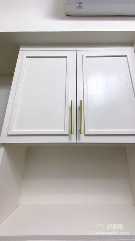 掩門衣櫃的拉手有圓有直條，金屬不同的質感都可以為空間添上獨特性，令衣櫃更美觀更多層次