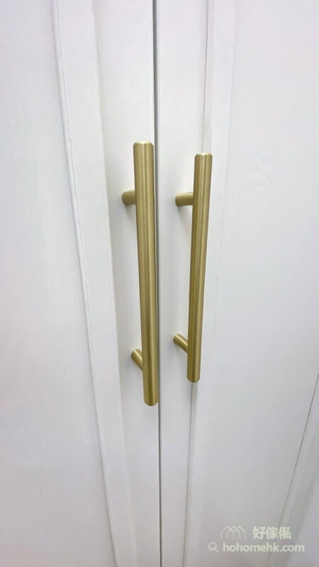 掩門衣櫃的拉手有圓有直條，金屬不同的質感都可以為空間添上獨特性，令衣櫃更美觀更多層次