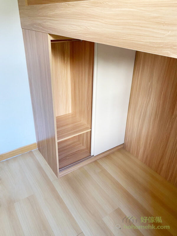 趟門衣櫃靠高架床的短邊設計，完全不佔用床架以外的空間，而且不用預留開門的位置，適合偏小的房型