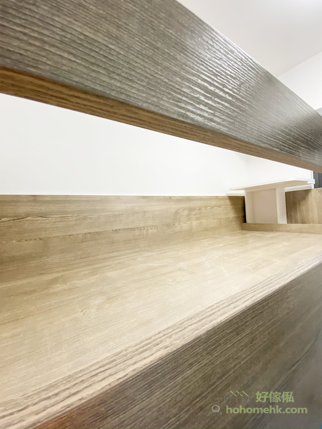 碌架床、衣櫃、書枱及書櫃的板材以咖啡色及米白色木紋組成，咖啡色與地板配襯，米白色則與牆身顏色呼應，傢俬與地板及牆身運用相同色系，讓空間配色更和諧