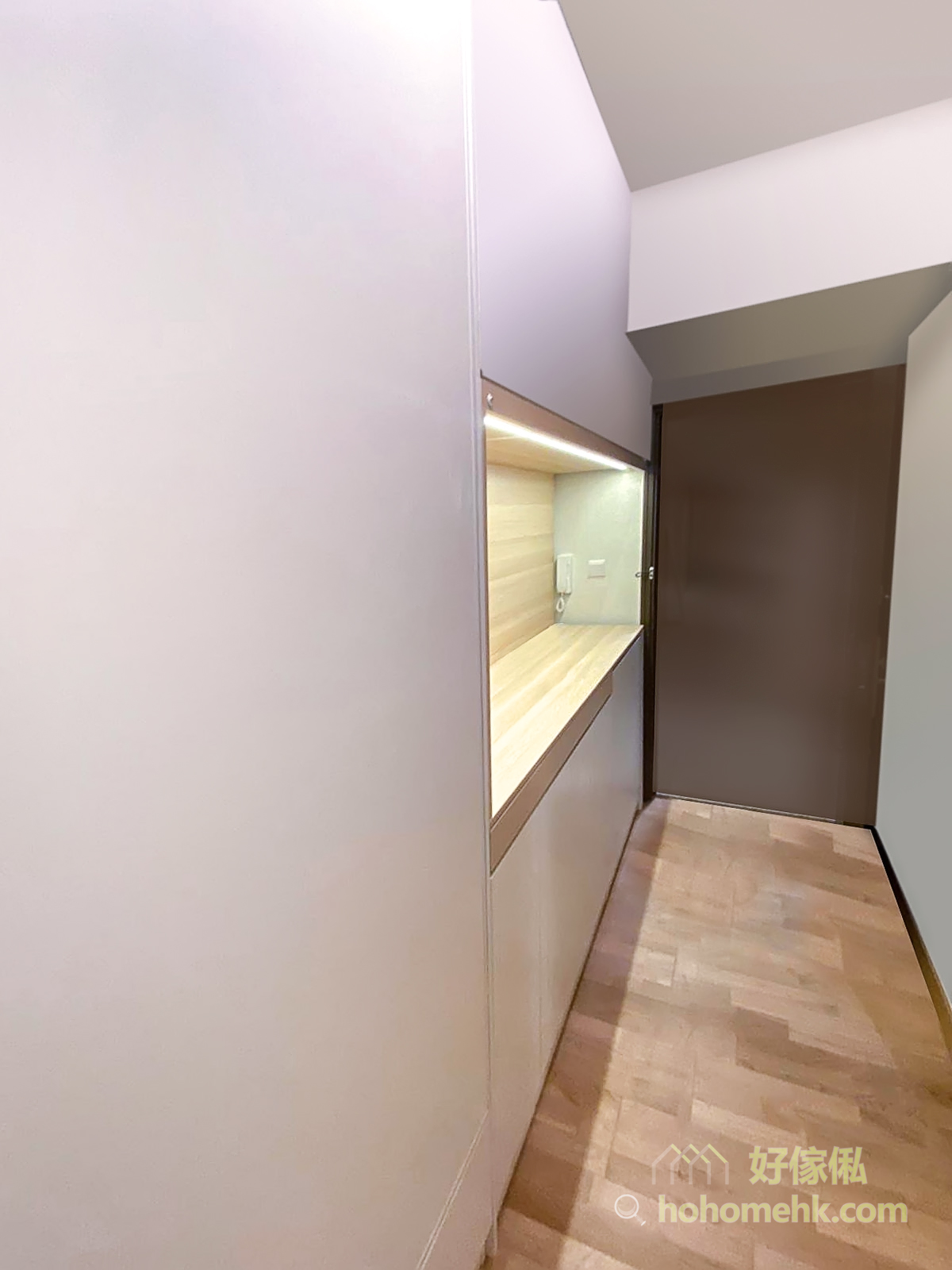 在玄關走廊造櫃，上下的純白色櫃門為空間留白，將龐大的收納量變得隱形