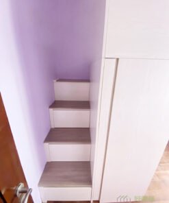 樓梯櫃收納分別有抽屜和上翻式揭板兩種，可按個人的收納習慣選擇使用哪一款。通常最高一級因深度最淺，都會使用上翻式揭板，更好地運用樓梯下的隱形收納空間