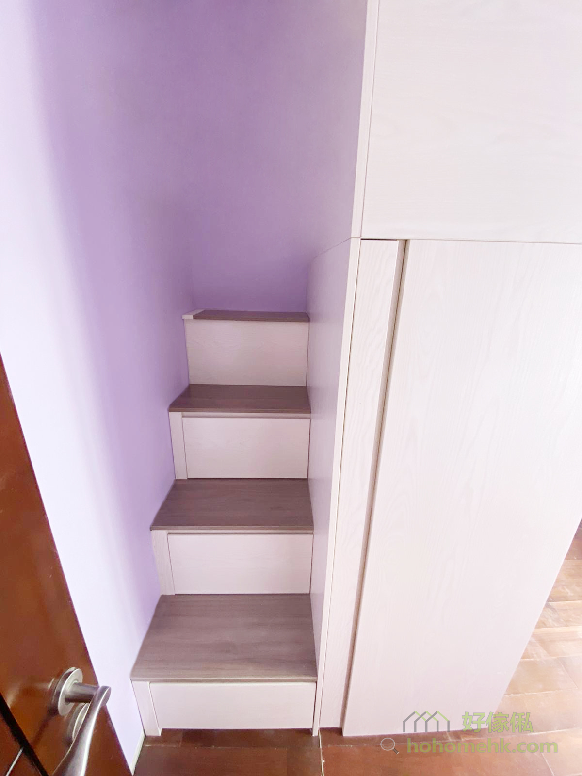 樓梯櫃收納分別有抽屜和上翻式揭板兩種，可按個人的收納習慣選擇使用哪一款。通常最高一級因深度最淺，都會使用上翻式揭板，更好地運用樓梯下的隱形收納空間