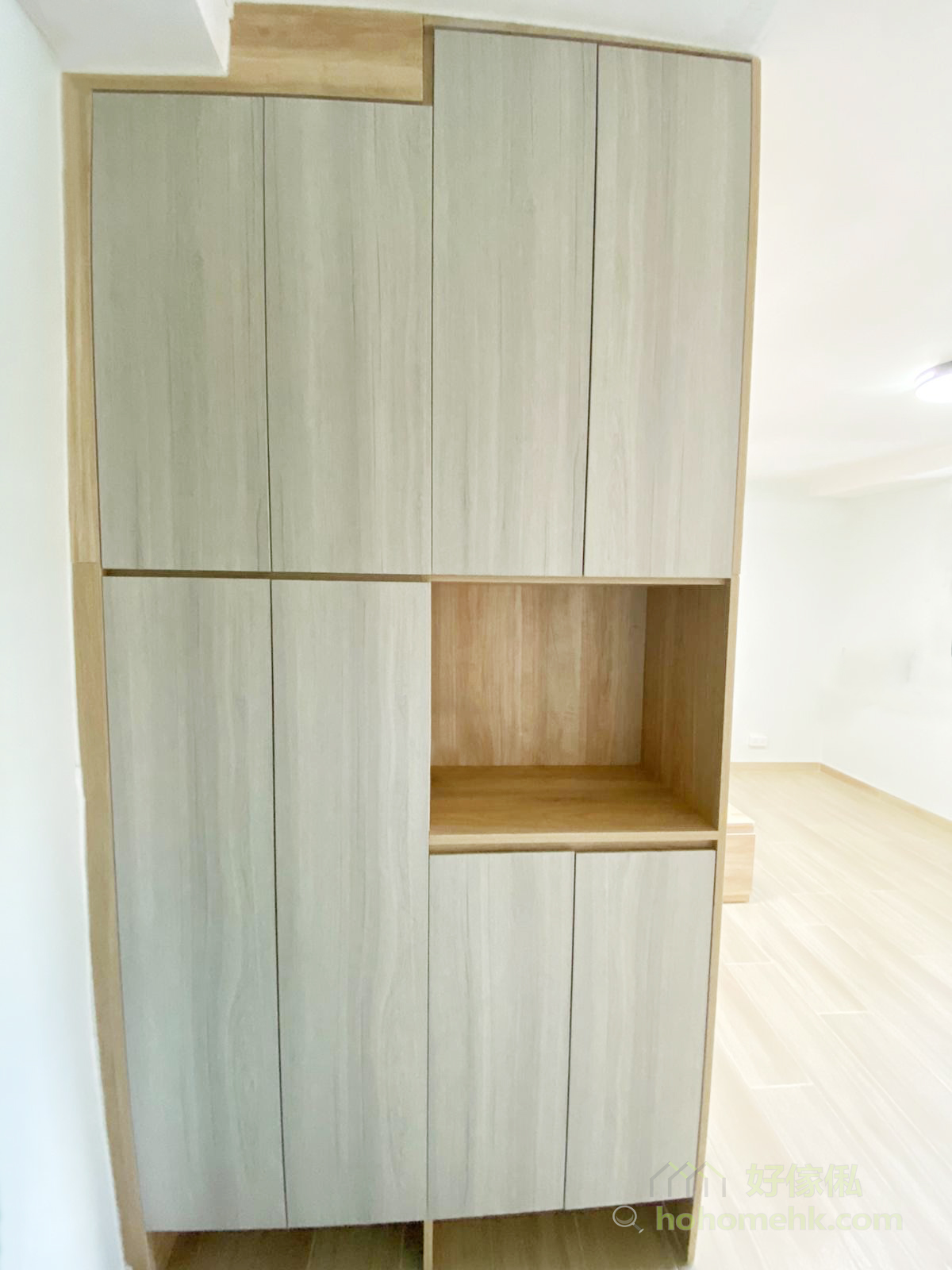 使用同系列的傢俬貫穿整個空間，空間風格一致令空間感更強，所以衣櫃、地台床和作為間隔的玄關櫃都用上相同的配色會令空間看起來更寬敞、簡約