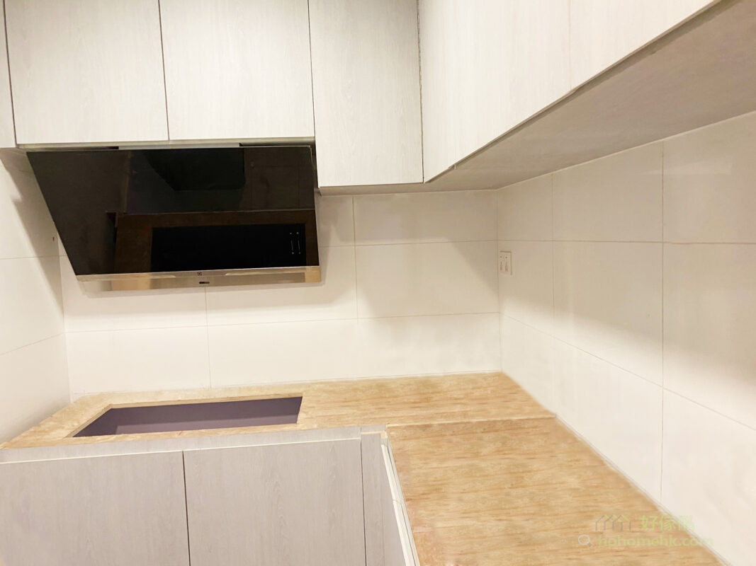 廚櫃的吊櫃和地櫃部份用同一個顏色，廚房就能保持整體的和諧性，不會有空間被割裂開的感覺