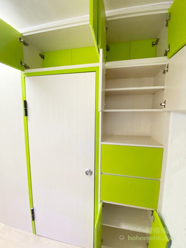 間房門門頂一整列的儲物櫃採用雙面櫃門設計，在間房和客廳都可以使用，避免時常出入房間會影響家庭成員的作息