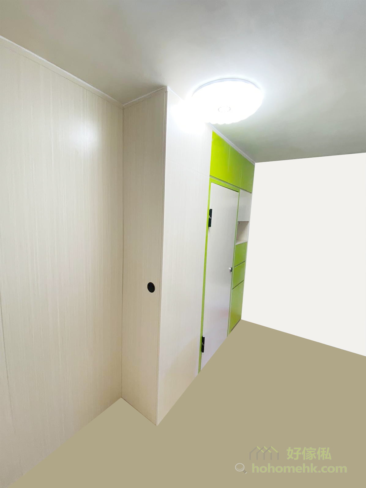 間房內的儲物櫃沿用螢光色的櫃門設計，安排在遠離睡床的位置，避免休息時會被過於鮮艷的顏色刺激眼睛，休息區主要用上柔和的米白色作為主調