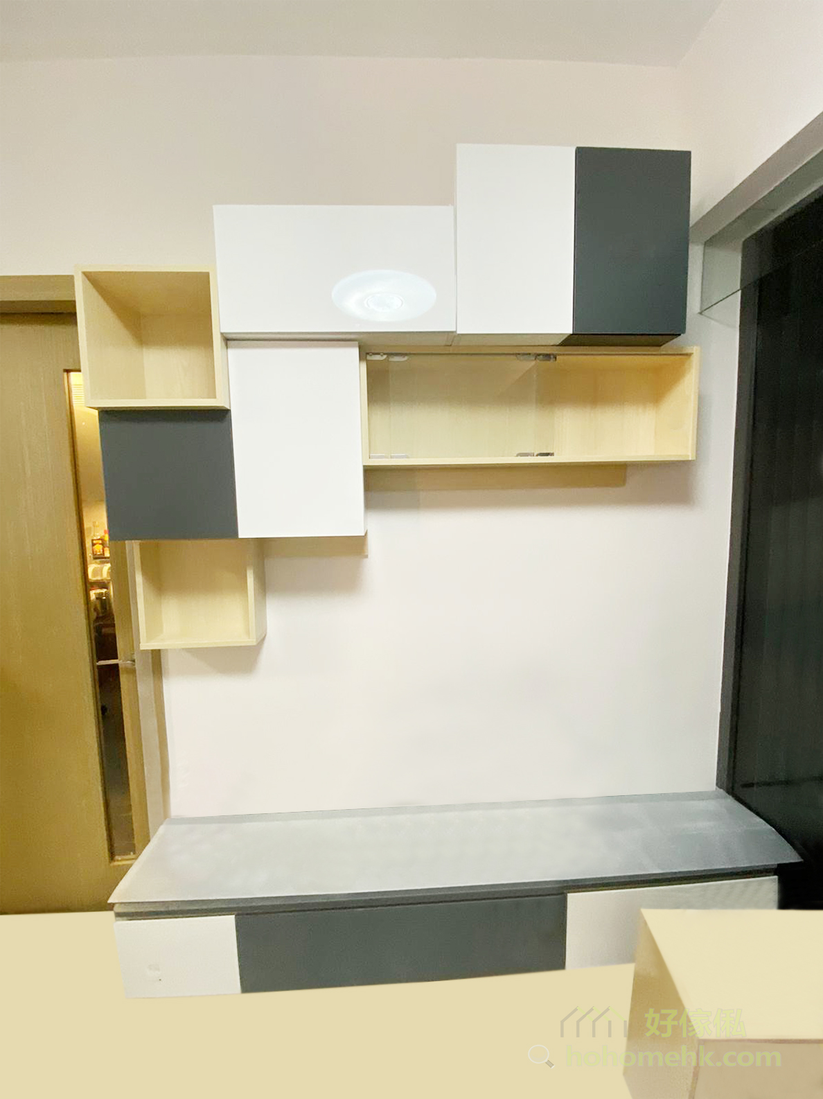 不規則形狀的吊櫃可以淡化了牆身不夠寬敞的缺點，錯落分佈的格櫃可以讓電視櫃更有層次感及特色，令電視櫃成為客廳的亮點