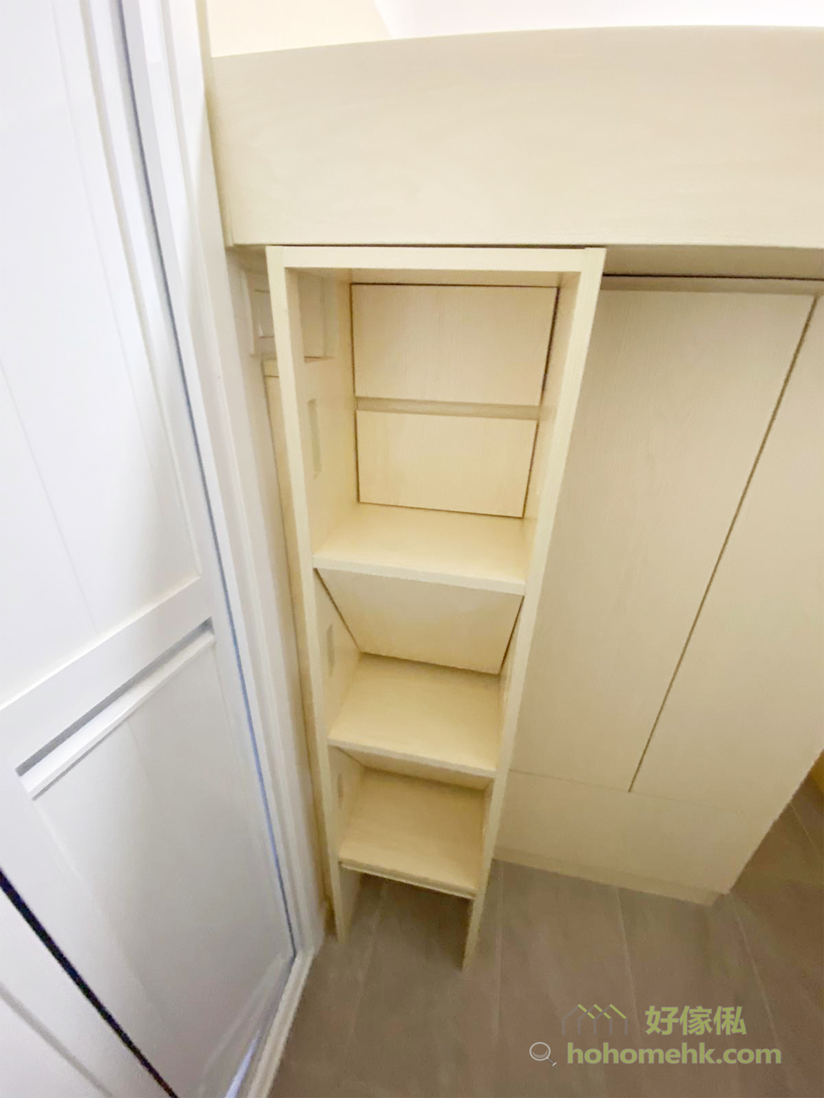 樓梯櫃讓工人姐姐可以輕鬆爬上上格床，同時又有儲物的功能，善用空間