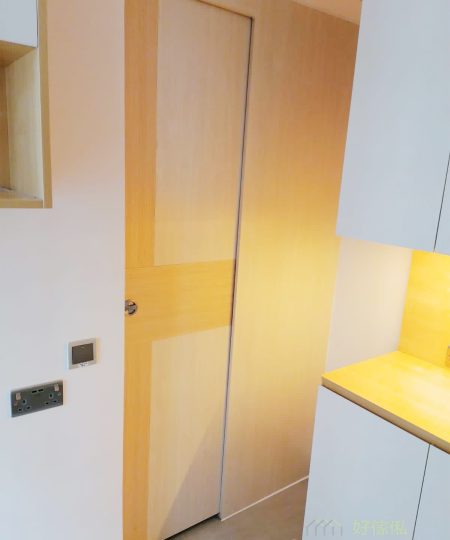 以吊趟門做間房趟門,簡約的外表讓空間化繁為簡,釋放更多實用面積,在小空間更顯珍貴