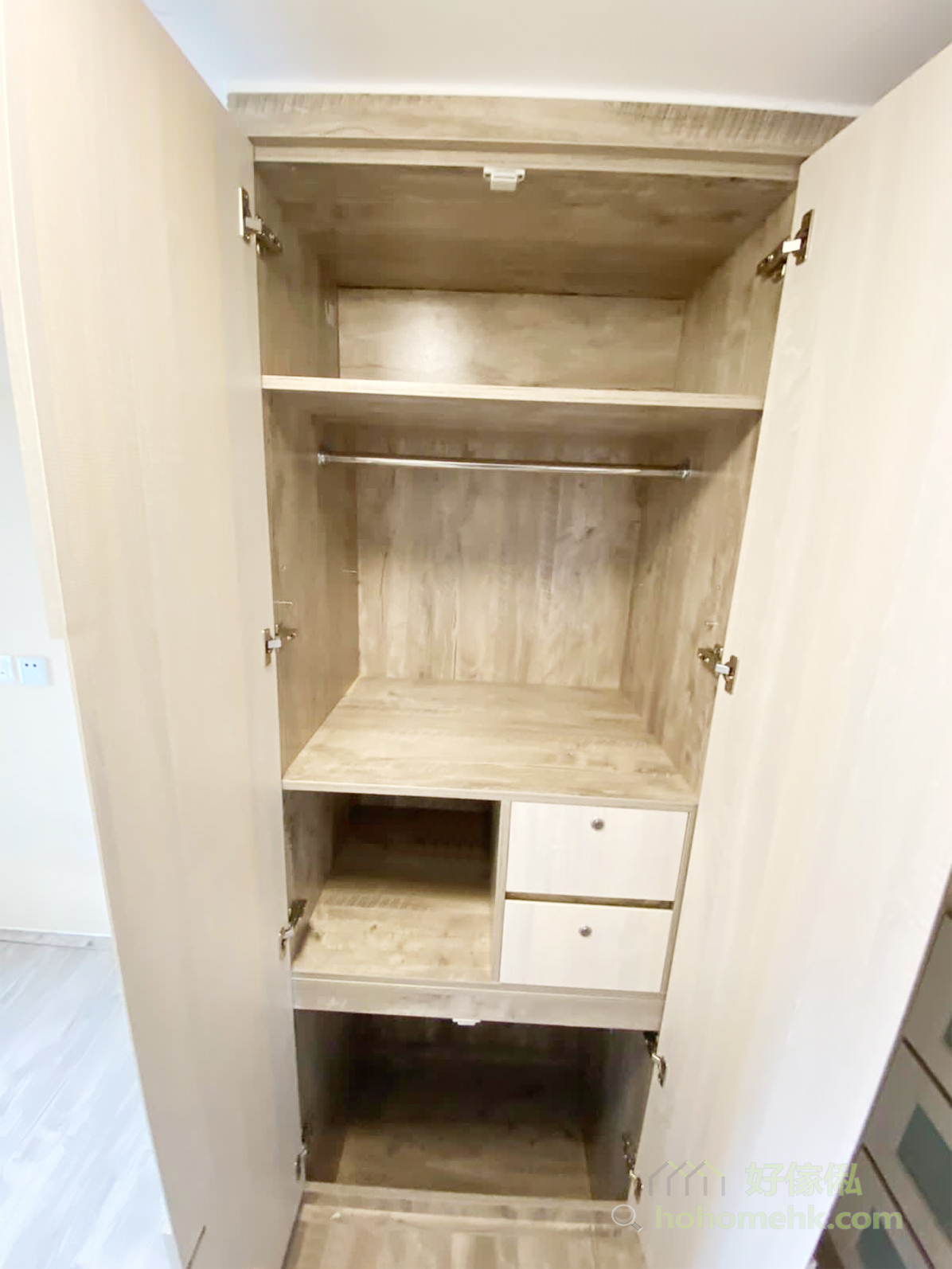 衣櫃同樣可以借用不同的間隔，展現一物多用的功能，掛衣區、層格區，還可以在衣櫃加裝櫃桶收納小物品和貴重的東西