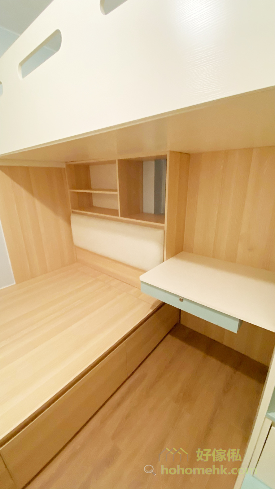 下格床的床頭櫃以開放式設計，沒有背板讓部份靠窗的床頭櫃滲進自然光