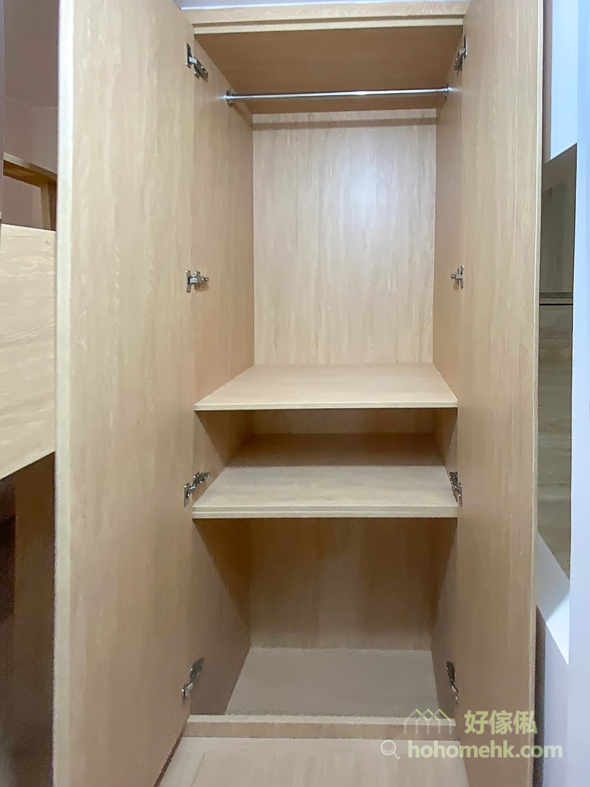 用盡隔間內的所有空間來進行收納，包括全房的地板櫃和高衣櫃，而且採用「上床下桌」的設計，連垂直空間都完美運用
