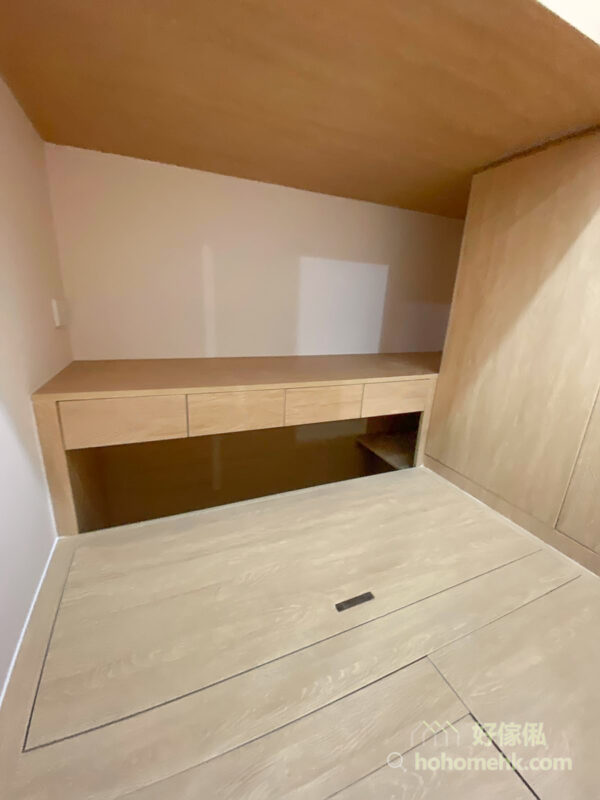 間房內用盡所有空間收納，包括全房的地台和高身衣櫃，而且採用「上床下書枱」的設計，連垂直空間都完美運用