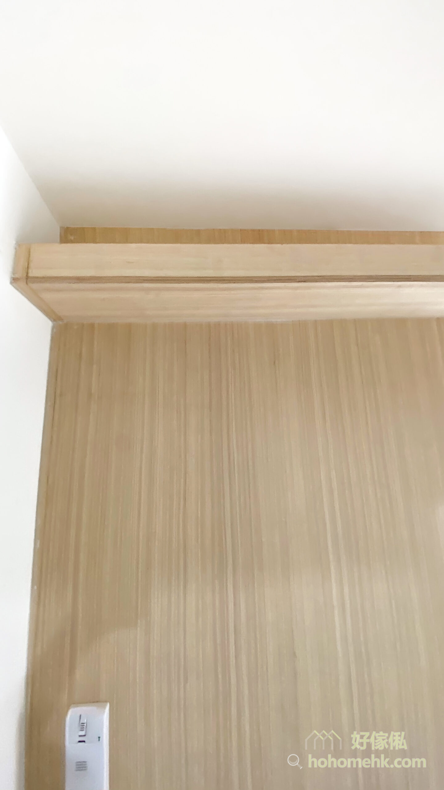 木板除了可以用來做家具和隔間外，還可以建造天花板燈槽。圍著全屋空間訂做一整列的燈槽，柔和的光線讓空間充滿溫馨感與造型感