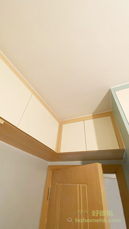 門頂吊櫃可以為睡房爭取到更多的儲物空間，同時不會影響通道的出入和房門的開關
